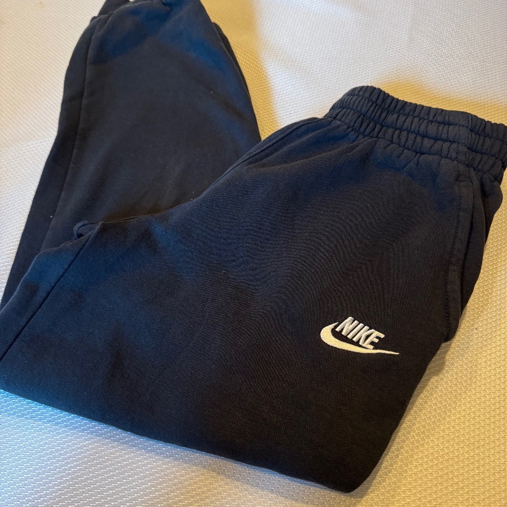 Nike Youth Club Fleece Sweatpants in black. Size L